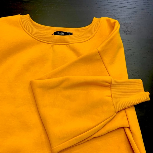 Brand new Bershka sweatshirt in a beautiful golden yellow - Picture 1 of 2